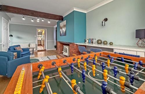 Tea Green Casa | SPACIOUS STYLISH HOME, Foosball Table, FREE PARKING, Driveway, Garden & LAUNDRY ROOM, 2 DOUBLE BEDROOMS & LED Media wall