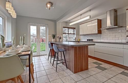 Tea Green Casa | SPACIOUS STYLISH HOME, Foosball Table, FREE PARKING, Driveway, Garden & LAUNDRY ROOM, 2 DOUBLE BEDROOMS & LED Media wall