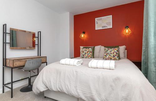 Tea Green Casa | SPACIOUS STYLISH HOME, Foosball Table, FREE PARKING, Driveway, Garden & LAUNDRY ROOM, 2 DOUBLE BEDROOMS & LED Media wall