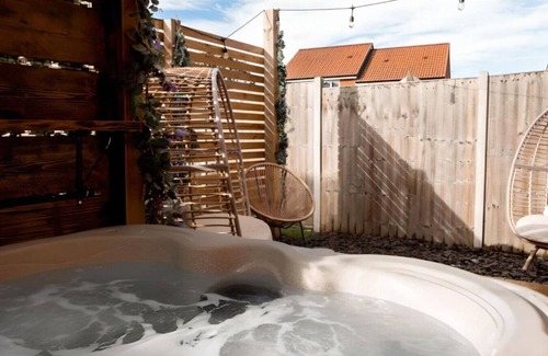 Southampton Casa | Spacious & Stylish House ~ Prime Location ~ HotTub