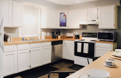 Clifton Apartamento | Spacious Stylish Retreat in the Heart of Clifton Neighborhood, King Bed, Coffee!