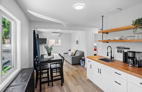 Lake Cowichan Hotel | Unit 5- Steelhead-Suite-Vista al rio-Baño Privado-Confortable
