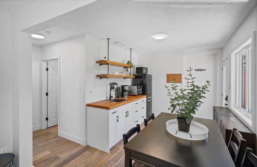 Lake Cowichan Hotel | Unit 5- Steelhead-Suite-Vista al rio-Baño Privado-Confortable