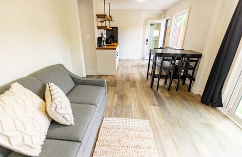 Lake Cowichan Hotel | Unit 5- Steelhead-Suite-Vista al rio-Baño Privado-Confortable