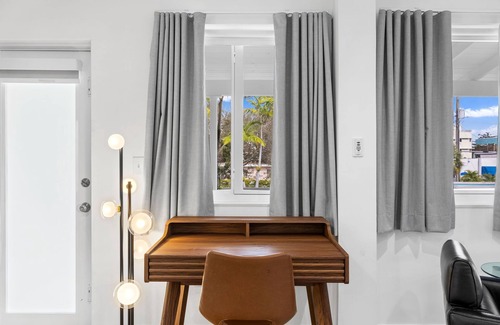 Northeast Miami Apartamento | Spacious Suite at New Yorker Hotel - Pool, Free Parking, WiFi and Coffee!