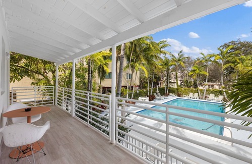 Northeast Miami Apartamento | Spacious Suite at New Yorker Hotel - Pool, Free Parking, WiFi and Coffee!