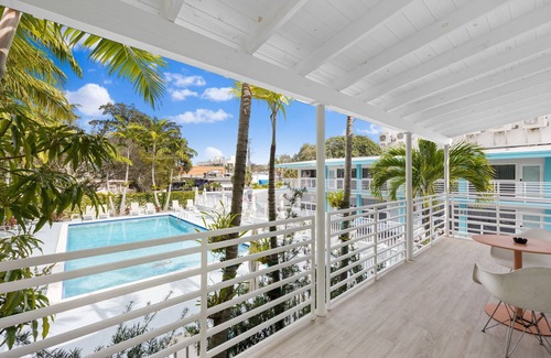 Northeast Miami Apartamento | Spacious Suite at New Yorker Hotel - Pool, Free Parking, WiFi and Coffee!