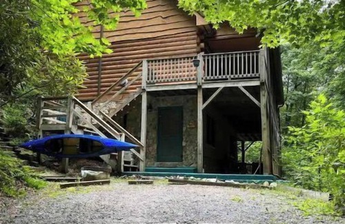 Blowing Rock Cabina | Spacious suite surrounded by nature with living room, fireplace, porch, fire pit