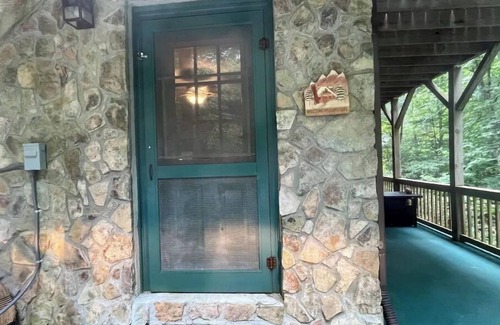 Blowing Rock Cabina | Spacious suite surrounded by nature with living room, fireplace, porch, fire pit