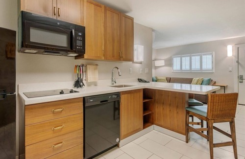 Jekyll Island Casa | Spacious Suite w/Kitchen Ideal for Relaxing Jekyll Island Retreat | Onsite Pool