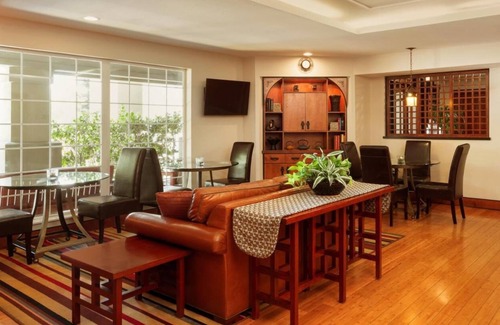 Snail Hotel | Spacious Suite w/ Kitchen, DVD Library, Outdoor BBQ, and Complimentary Breakfast
