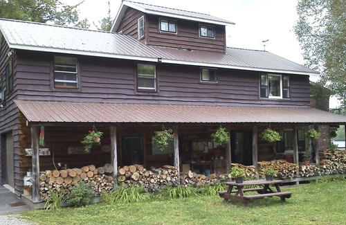 Saranac Lake Apartamento | Amplia Adirondack Bed & Breakfast Suite con chimenea