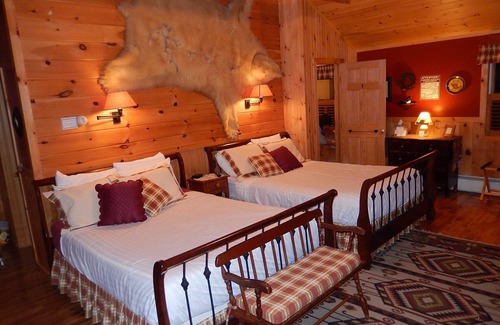 Saranac Lake Apartamento | Amplia Adirondack Bed & Breakfast Suite con chimenea