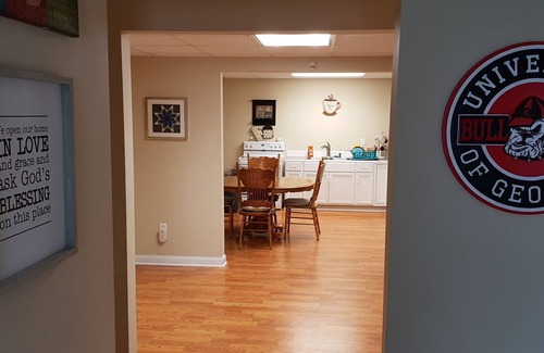 Athens Casa | Spacious suite with fenced back yard, deck, gas grill, fireplaces and splash pad