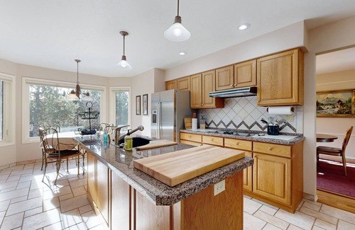 Monument Casa | Spacious & sunlit mountain retreat with patio, fireplace & great nature views
