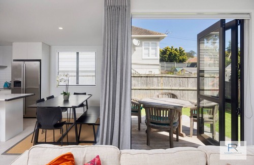 Mount Roskill Casa | Spacious Sunlit Residence