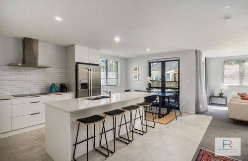 Mount Roskill Casa | Spacious Sunlit Residence