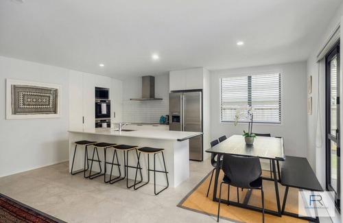 Mount Roskill Casa | Spacious Sunlit Residence