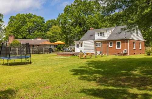 Graham Casa | Spacious, Sunlit Retreat w/ Huge Yard