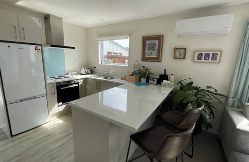 Burnside Cabaña | Spacious sunny cottage (airport close, family, pet friendly, disability access)