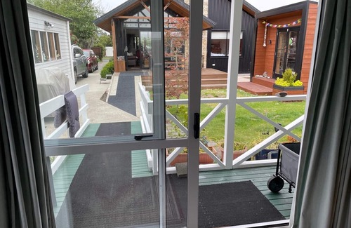 Burnside Cabaña | Spacious sunny cottage (airport close, family, pet friendly, disability access)