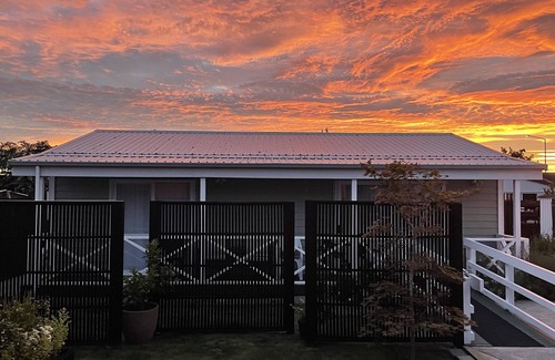 Burnside Cabaña | Spacious sunny cottage (airport close, family, pet friendly, disability access)