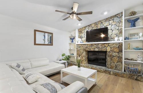 Largo Casa | Spacious & Sunny Family Gem - Heated Pool, Firepit and Game Room