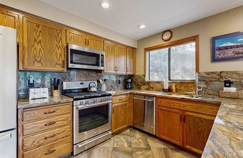Deer Park Casa | ¡NUEVO LISTADO! Amplia casa Sunriver con 10 pases SHARC y jacuzzi privado!