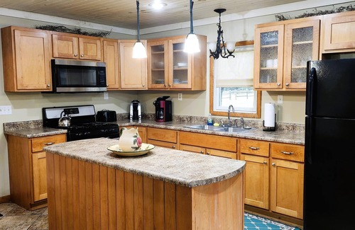 Tylersburg Cabina | Spacious Sunset Maple Cabin