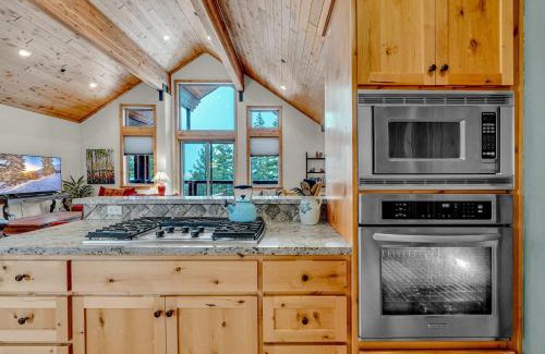 Tahoma Casa | Spacious Tahoma Retreat with Hot Tub and Game Room