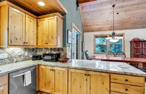 Tahoma Casa | Spacious Tahoma Retreat with Hot Tub and Game Room