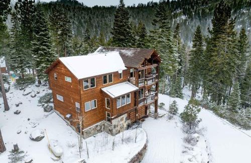 Tahoma Casa | Spacious Tahoma Retreat with Hot Tub and Game Room