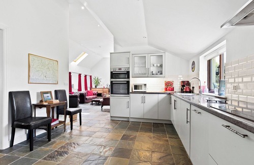 Newcastle Emlyn Cabaña | Spacious Teifi Valley barn for holidays near the Cardigan coast.