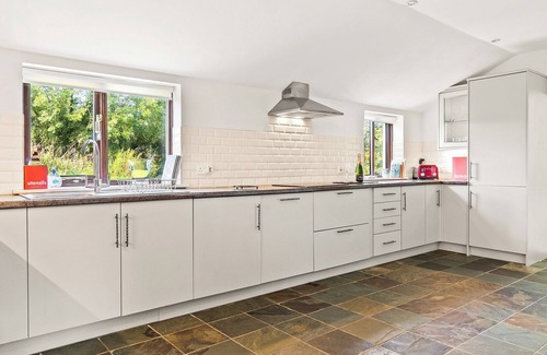 Newcastle Emlyn Cabaña | Spacious Teifi Valley barn for holidays near the Cardigan coast.