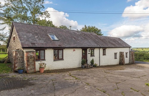 Newcastle Emlyn Cabaña | Spacious Teifi Valley barn for holidays near the Cardigan coast.