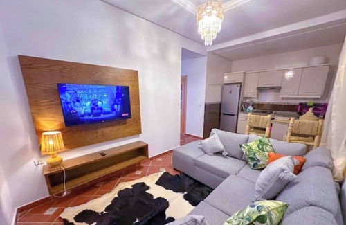 Oued Laou Apartamento | Spacious terrace, pool and access to the sea.