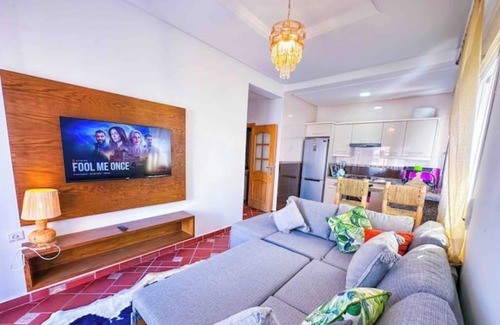 Oued Laou Apartamento | Spacious terrace, pool and access to the sea.