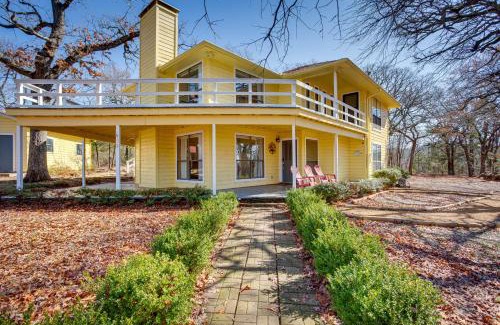 Pottsboro Casa | Spacious Texas Getaway half Mi to Lake Texoma!