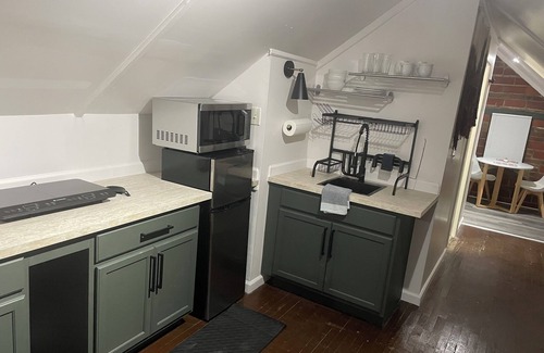 Cleveland Apartamento | Spacious Third Floor Attic Apartment with and European Charm