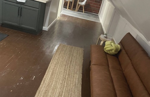 Cleveland Apartamento | Spacious Third Floor Attic Apartment with and European Charm