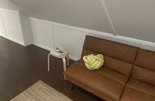 Cleveland Apartamento | Spacious Third Floor Attic Apartment with and European Charm