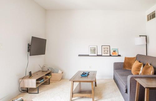 Historic Third Ward Apartamento | Spacious Third Ward Apt Near Summerfest with Balcony