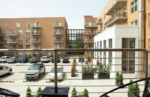 Historic Third Ward Apartamento | Spacious Third Ward Apt Near Summerfest with Balcony