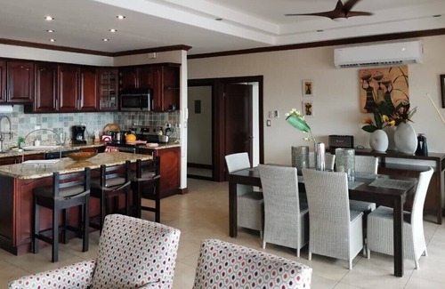 Punta Leona Condominio | Amplio condominio de tres habitaciones, magníficas vistas del Pacífico, piscina, playa de arena blanca