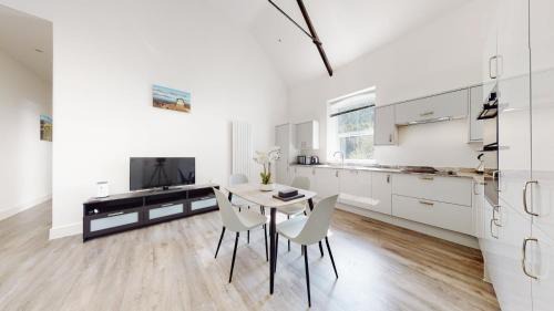 Abertillery Apartamento | Spacious three bedroom apartment with Valley views