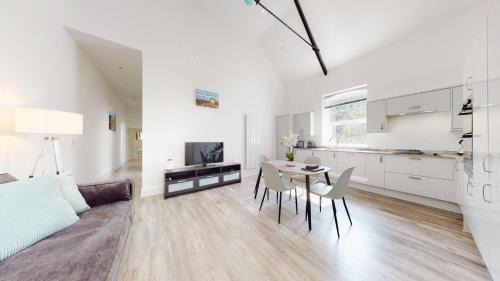 Abertillery Apartamento | Spacious three bedroom apartment with Valley views
