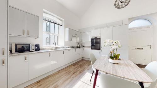 Abertillery Apartamento | Spacious three bedroom apartment with Valley views