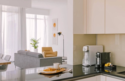 Trade Centre 1 Apartamento | Spacious Three-Bedroom Apartment w/ Sea View Downtown