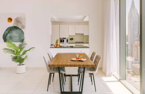 Trade Centre 1 Apartamento | Spacious Three-Bedroom Apartment w/ Sea View Downtown