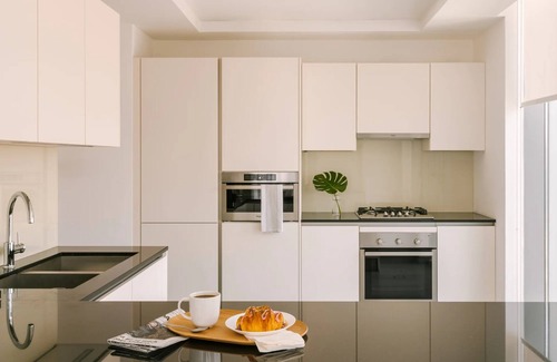 Trade Centre 1 Apartamento | Spacious Three-Bedroom Apartment w/ Sea View Downtown
